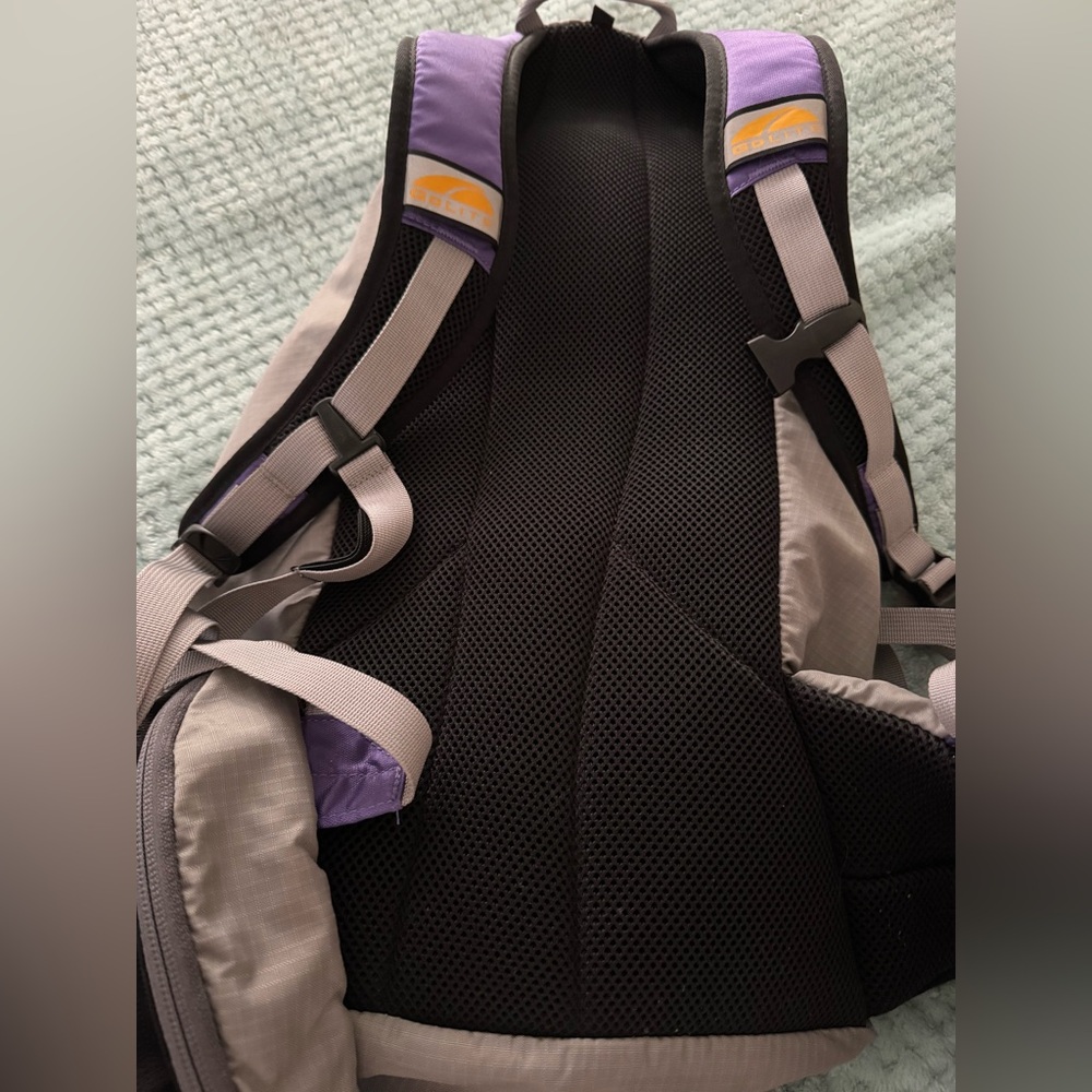 GoLite VO24, an ultralight hiking daypack specifically designed for Women - Picture 3 of 11